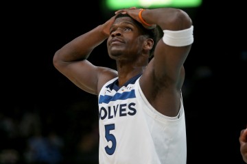 华体会官网-毫无状态！爱德华兹15中3&amp;三分球7中0仅拿8分2板3助2断1帽