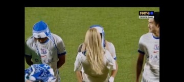 hth-传递赛场友好，莫斯科迪纳摩向申花球员赠送民族特色帽子